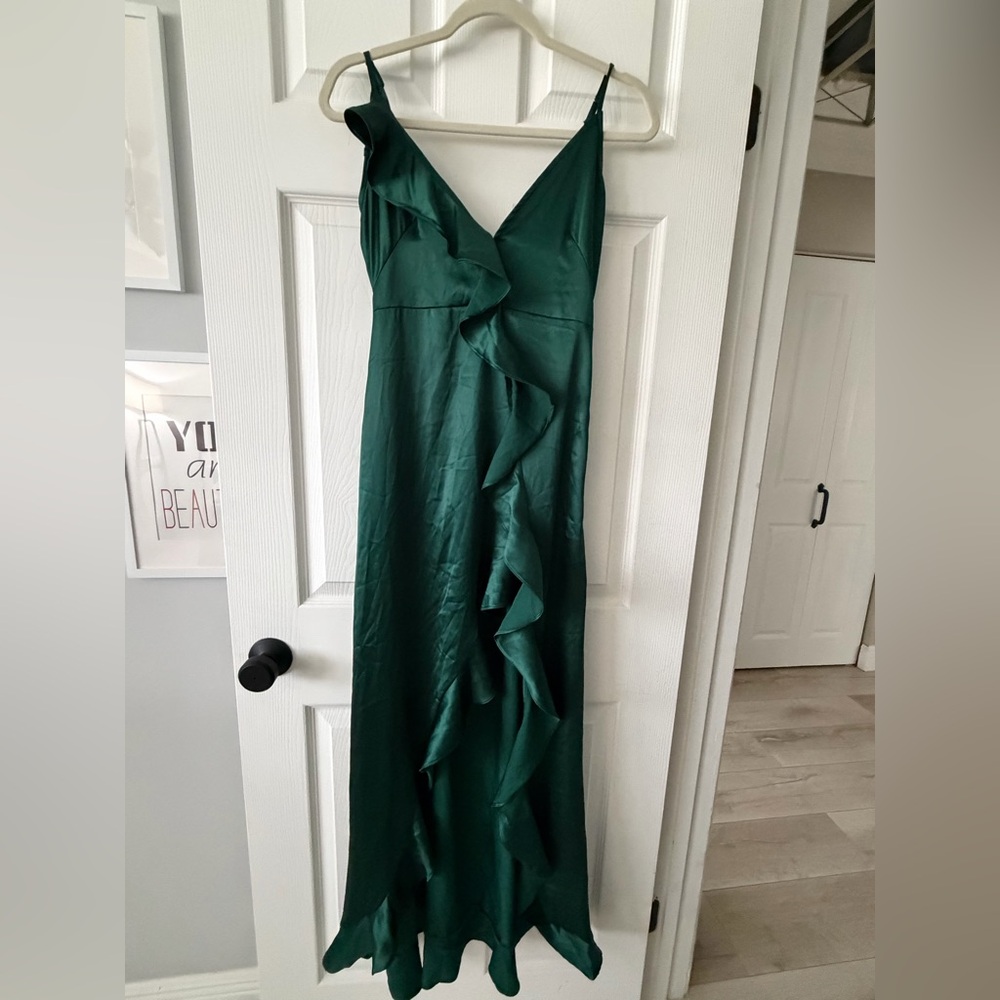 Emerald green women’s dress. Size SMALL. true to size. Perfect for prom